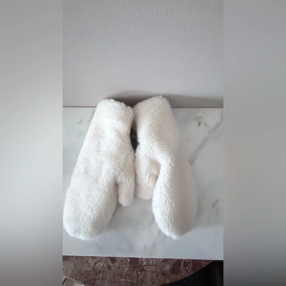 House of Harlow 1960 Ivory Fleece Mittens
